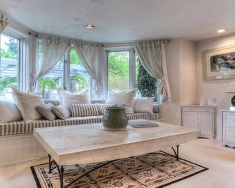 Charming Cottage House - دنفر (كولورادو) - غرفة معيشة