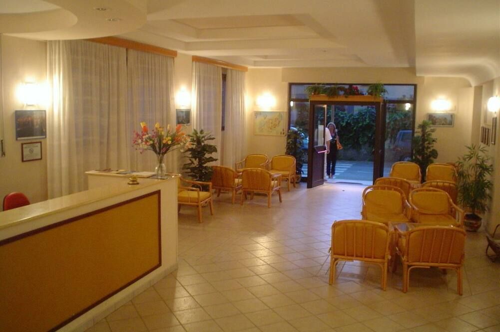 هوتل فيرجيليو - تروبيا - ردهة