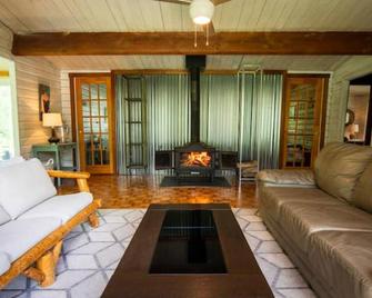 Jumanji Waterfront And Spa - Lacolle - Living room