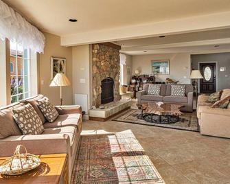 Ocean Front Luxury Home, Relax, Revive, Rejuvenate on The Lost Coast - Whitethorn - Living room