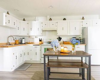 Experience Sitka's charm in your cozy 1-bedroom retreat overlooking the bay - Sitka - Kitchen