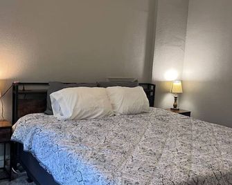Cozy Place! 3bd 1bath. Dog friendly - Superior - Makuuhuone
