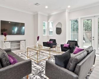 The Ayla Plan: 4br/3.5ba, 2600 Sq Ft, Near Campus - Davis - Living room