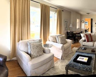 Suttons Bay Sunshine - Suttons Bay - Living room