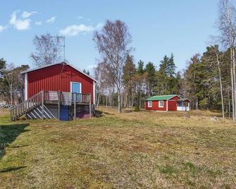 Gorgeous home in Jämjö with kitchen - Holmsjö - Edificio