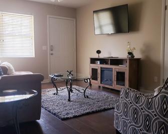 New 3 Bedroom/2bathroom Home Away From Home, Near Fort Stewart - Hinesville - Olohuone