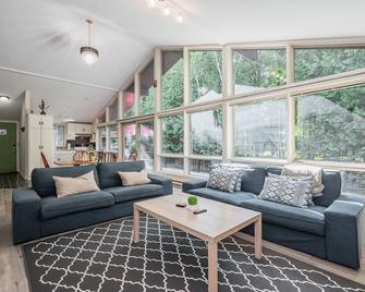 Tobermory Chalet & Sauna - Tobermory - Living room