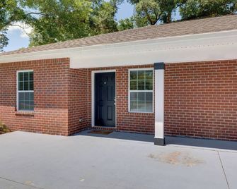 Dog-Friendly Pensacola Duplex about 7 Mi to Downtown - Pensacola - Building
