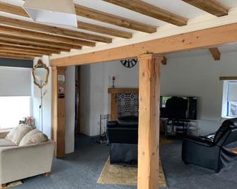 Beautiful Donegal Thatched Adderwal Cottage with Hot Tub - Doocharry - Living room