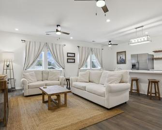 Vacation Rental in Old Town Bay St Louis plus parking for RV - Bay Saint Louis - Living room