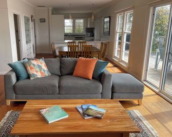 McCrae: location, location! Boasting bay views with the beach a 5 minutes walk. - McCrae - Living room