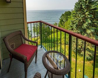 The Inn at Croftville Road Cottages #8. On the Shore of Lake Superior. - Grand Marais - Balcony