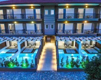 Royal Hotel and Suites - Polychrono - Edifício