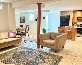 Prestige Pet friendly Private Suite with Free Parking - Newmarket