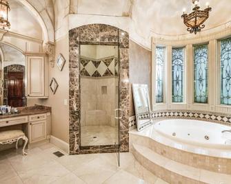 Holiday Vacation Mansion + Hot Tub near DT Atlanta - Sandy Springs - Bathroom