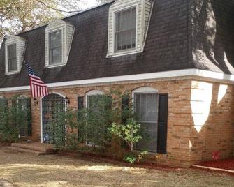 Private Charming Small Apartment - Mobile - Building