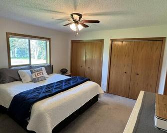 Marion Lake Lodge: With Wakesurf & Pontoon boats! - Perham - Bedroom