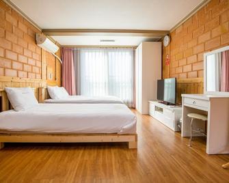 Red Clay Pension - Ciudad de Jeju - Habitación