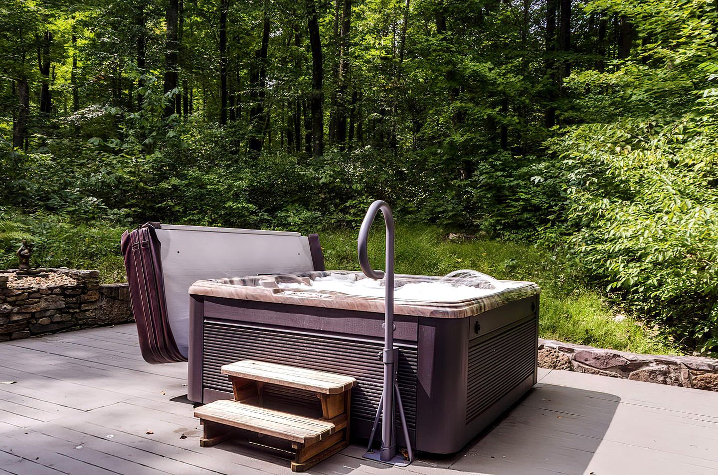 Secluded Oasis w Hot Tub, Screened-in Porch, WiFi!