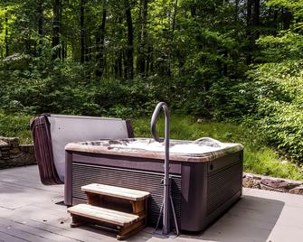 Secluded Oasis w Hot Tub, Screened-in Porch, WiFi! - Berkeley Springs - Patio