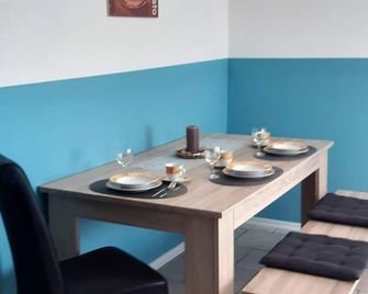 Apartment near Harthsee - Leipziger Neuseenland, small garden, bicycle storage room, - Borna - Їдальня