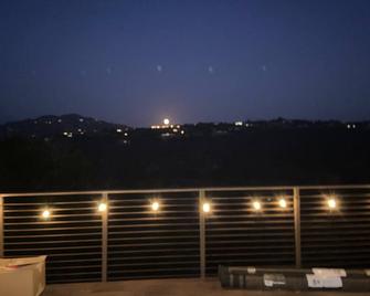Views of vineyards and the Santa Margerita riverbrWeekly and monthly discounts - Fallbrook - Balcony