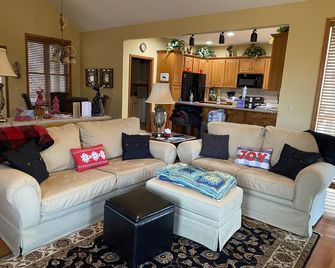 The Mountain View Lodge - Luxury in Whittier! Awesome views from every deck! - Whittier - Living room