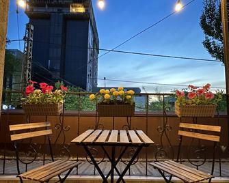 People Hostel - Bishkek - Balcony