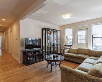 Wrigleyville Home away from Home! 5 mins from downtown! steps from Lake!! Cozy! - Chicago - Sala de estar