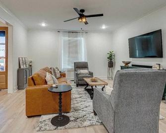 Main&Broad Elegant 4 bedroom Downtown w/parking - Dickson - Вітальня