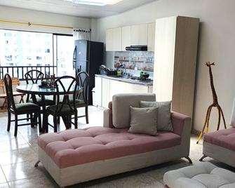 Spacious 4-Bedroom Home in Manizales with Prime Location - Manizales - Living room