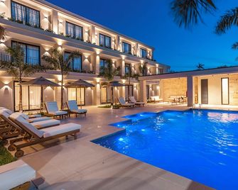 Solena Hotel - São Sebastião - Pileta