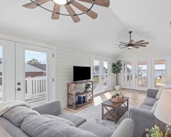 Peaceful Waterfront Retreat. Beach minutes away. Gorgeous views - Newport - Sala de estar
