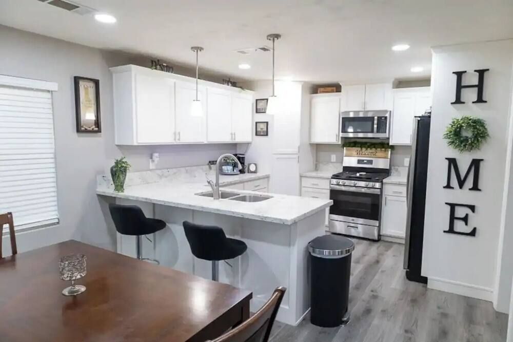 Cozy 2-bedroom house in charming Dinuba with AC, WiFi, a pool and a fitness room - Dinuba - Keuken