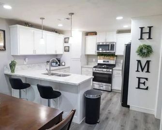 Cozy 2-bedroom house in charming Dinuba with AC, WiFi, a pool and a fitness room - Dinuba - Keuken