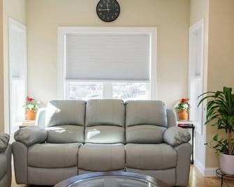 60-2 3BR Boston - Modern Apt near Franklin Park - Boston - Living room