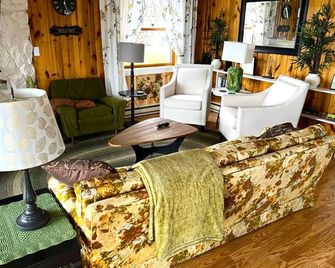Eagleview Nest cabin. Spectacular Mississippi river view! Year 'round HOT TUB! - Ferryville - Living room