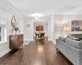 Hillside Packers Haven by Simple Life Rentals - Green Bay - Living room