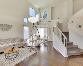 Lake Elsinore Home w/ Pool - 44 Mi to Disneyland! - Lake Elsinore - Sala de estar