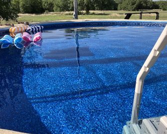 Secluded cabin 20 minutes from Colorado Bend State Park. Dogs ok, no fireworks - Lometa - Pool