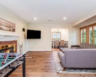 Hidden Gem | Centrally Located | Family Friendly - Los Angeles - Living room