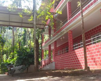 River Near Coorg - Madapur - Edificio