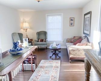Historic 5-star Vaiden Inn on 8 acres - 4 bedrooms, 3 bath - New Kent - Sala de estar