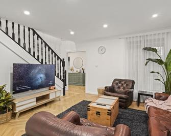 Large luxurious home - 5min to Airport, 16min to City - Tullamarine - Living room