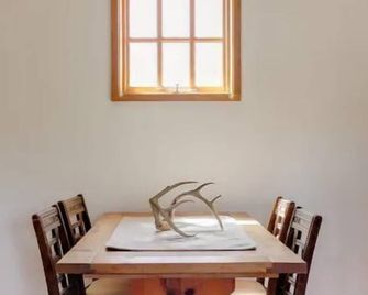 La Biblioteca: Eclectic Cottage in OKeeffe Country - Abiquiu - Dining room