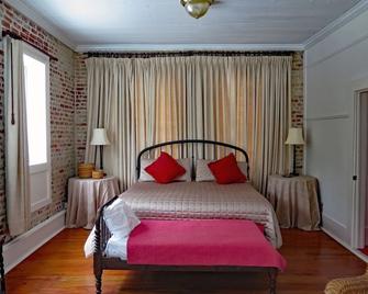 Artloft Historic Loft Apartment Located In The Heart Of Downtown Beaufort - Beaufort - Bedroom