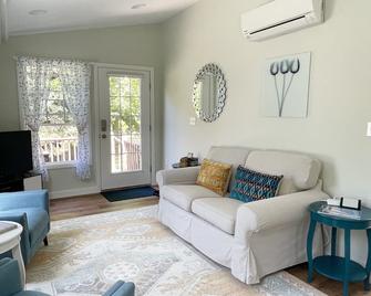 Newly Renovated Carriage House Near Town & Beaches - Madison - Obývací pokoj