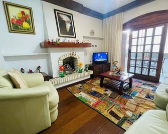 02 Dormitórios - Apenas 01 quadra da Rua Coberta - Gramado - Wohnzimmer