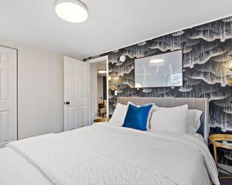 Charming 2-bedroom cottage in delightful Willmar with WiFi, AC - Willmar - Спальня