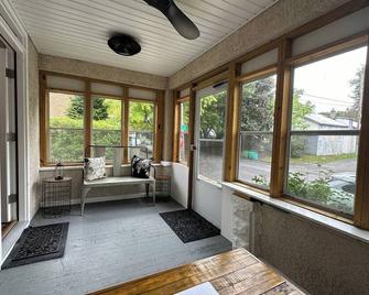 This house is a 3 bedroom(s), 2 bathrooms, located in Havre de Grace, MD. - Havre de Grace - Living room